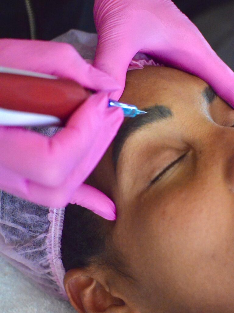 Sobrancelhas e cílios · Bella Essenza Studio — estetica em Lancaster, Foz do Iguaçu - PR